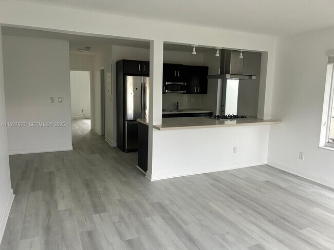 Building Photo - 7430 Carlyle Ave