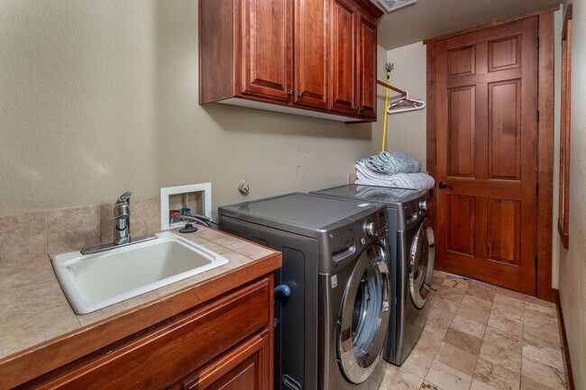 Building Photo - Large spectacular home with all the bells and whistles