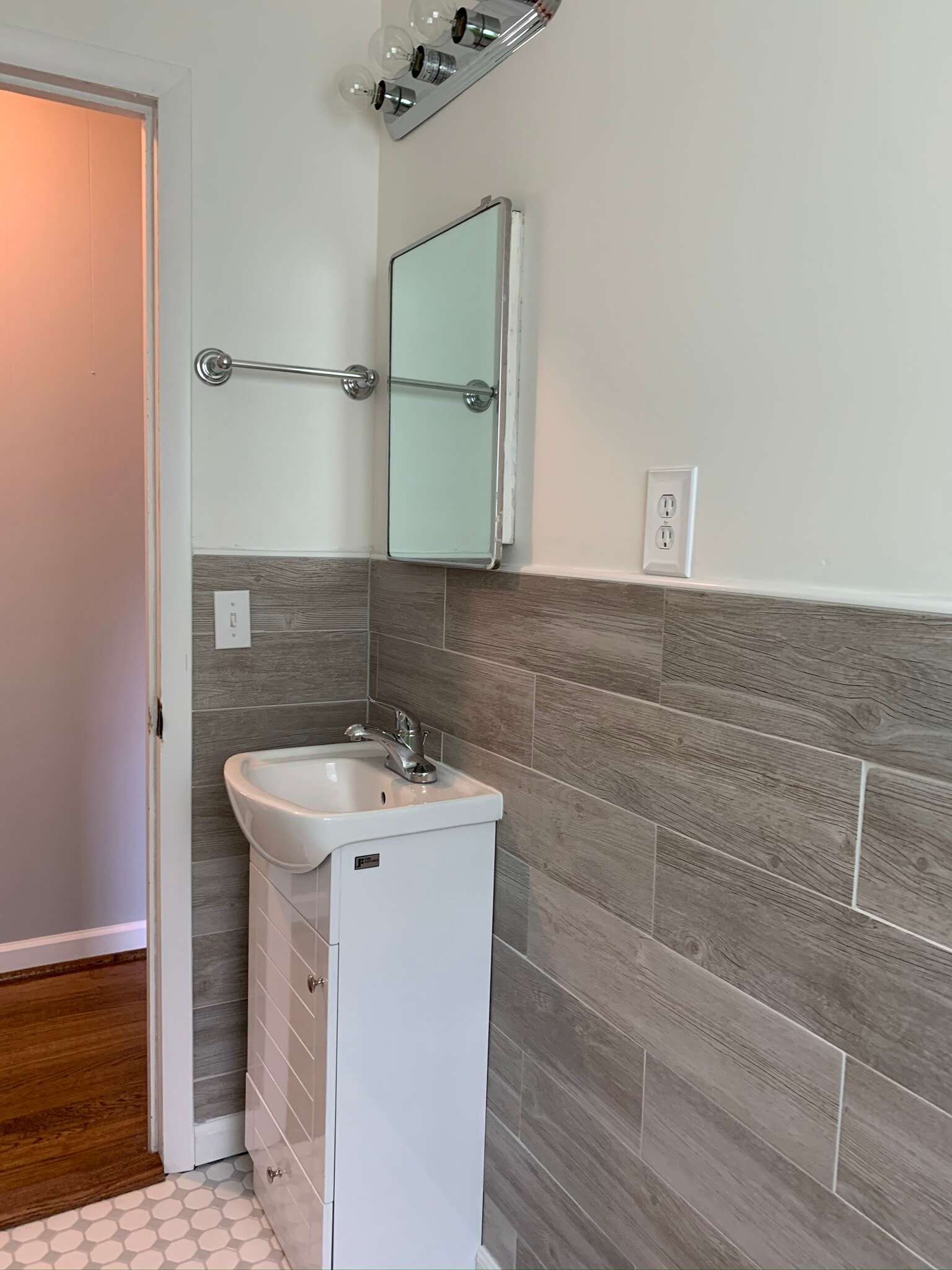 Building Photo - 406 2nd Ave W