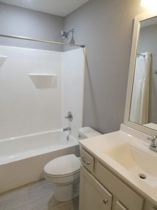 Building Photo - 3 Bedroom 2 Bath Home- Off Green Meadows Rd