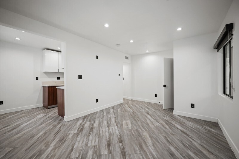 Building Photo - 230 S Carondelet St