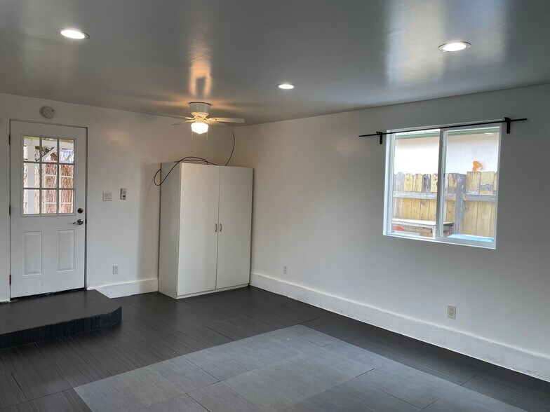 Building Photo - 8025 White Oak Ave