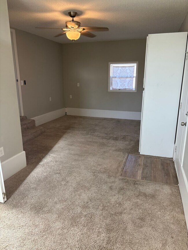 Building Photo - 3 Bedroom 1 1/2 Bathroom Home!