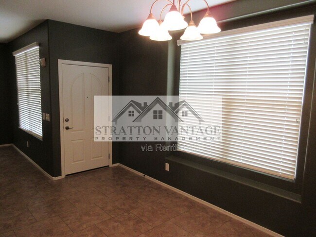 Building Photo - 2741 S Equestrian Dr