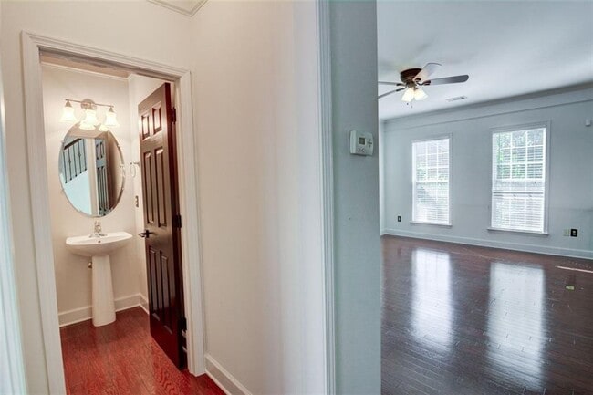Building Photo - 2430 Natoma Ct SE