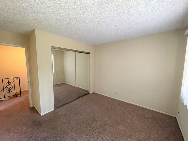 Building Photo - Centrally Located McKeon Condo