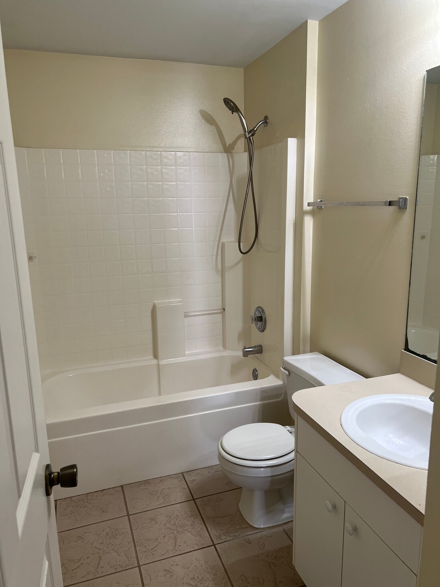 Building Photo - 833 Lake George Dr