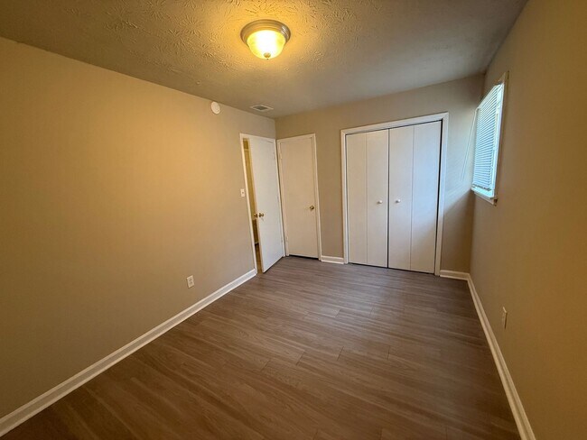 Building Photo - 255/257 Rustwood Dr