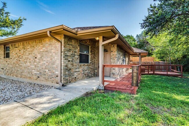 Building Photo - 1004 Misty Acres Dr