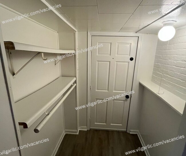 Building Photo - 1605 Pine St