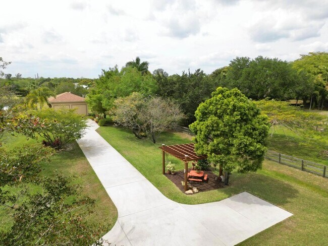 Building Photo - 10735 Lantana Rd