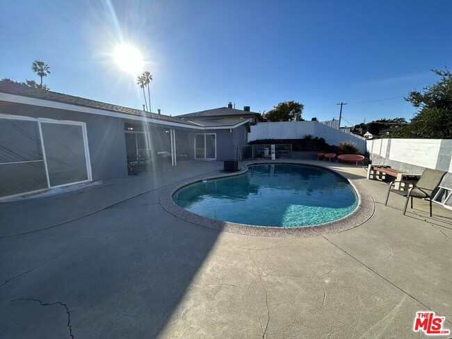 Building Photo - 4445 Don Zarembo Dr