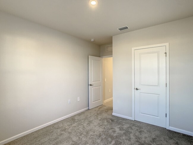 Building Photo - Villa Home in West Port - 3/2/2 close to s...