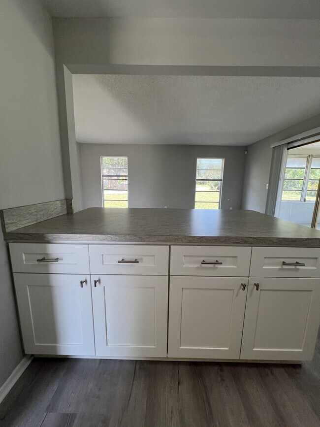 Building Photo - 1920 W Lakeview Blvd