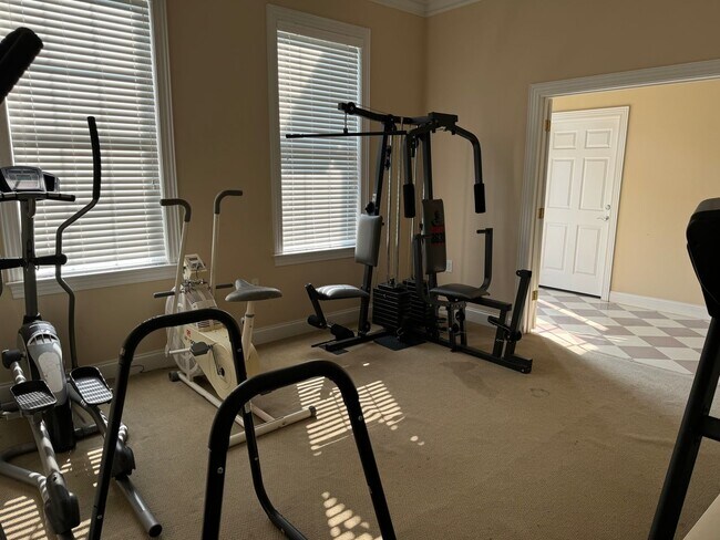 Building Photo - Short Term Rental Now Available!!