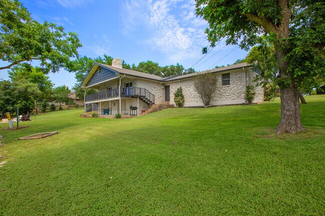 Building Photo - 4724 Lakeview Dr