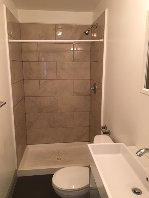 Main Bathroom - 1630 N Sydenham St