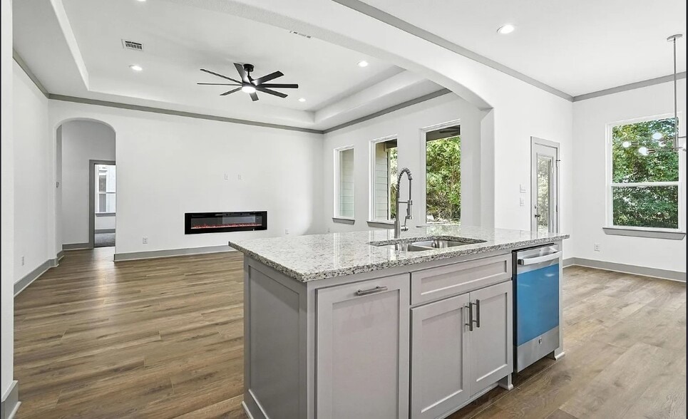 Building Photo - 716 Oak Creek Dr