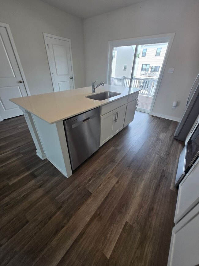 Building Photo - Beautiful Townhome in La Plata