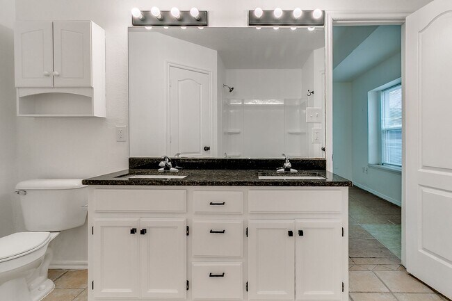 Building Photo - Great Freshly updated 3 bed 2 bath!