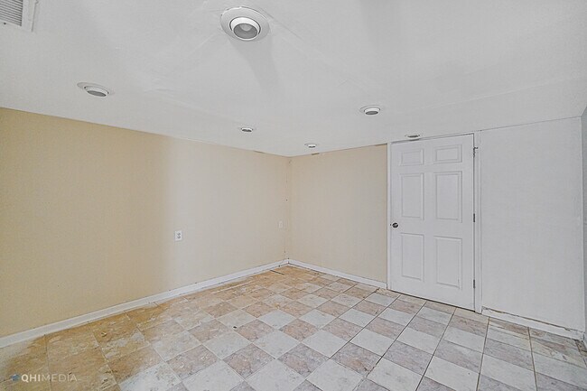 Building Photo - 15231 Waterman Dr