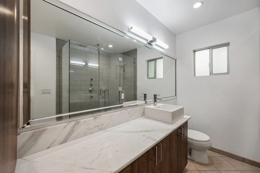 Building Photo - 1148 N Clark St