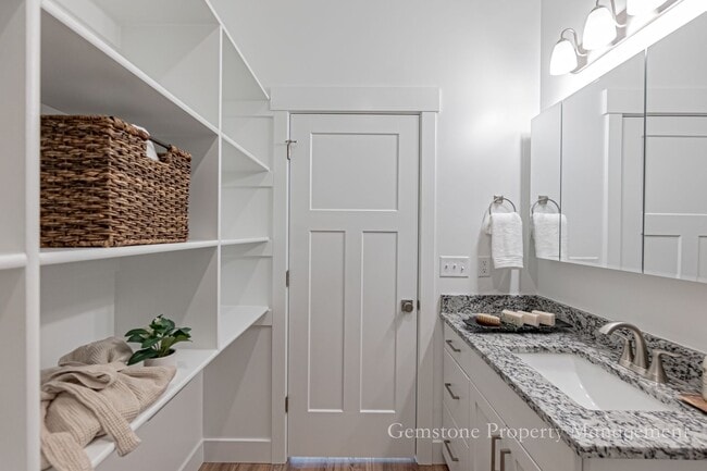 Building Photo - $300 off first month for February move-ins - Darling 3 Bed 2.5 bath townhome located in Sugar Cit...