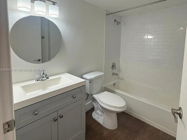 Building Photo - 8881 Fontainebleau Blvd