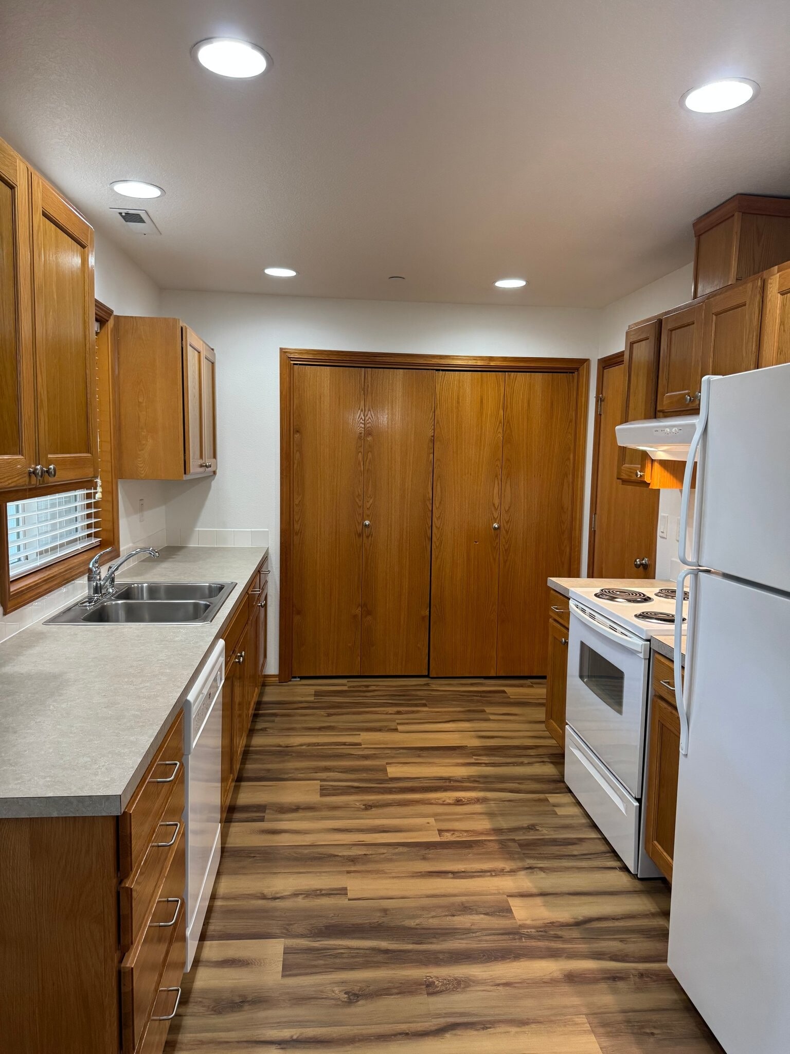 Building Photo - 400 E Washington St