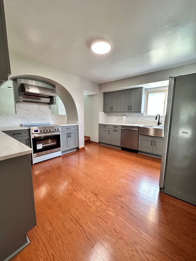 Building Photo - Pembroke Manor-4 bedroom 2.5 bath Single f...