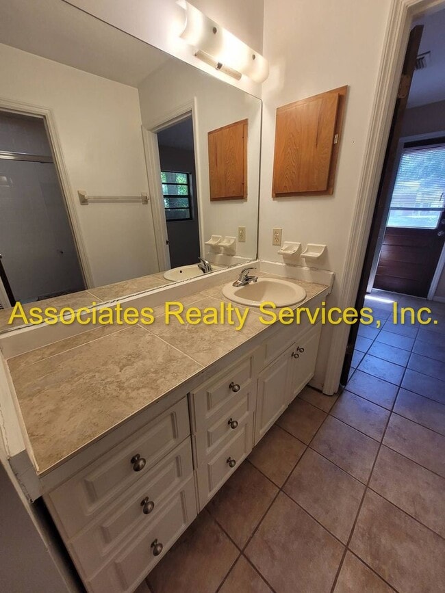 Building Photo - MOVE IN SPEACIAL! Cute Home In Deer Run, 3...