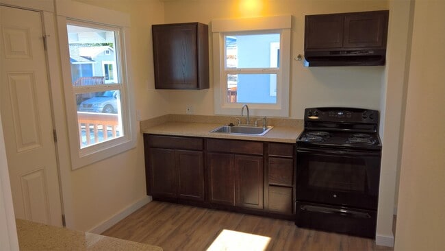 Building Photo - 4550 Lakeshore Blvd