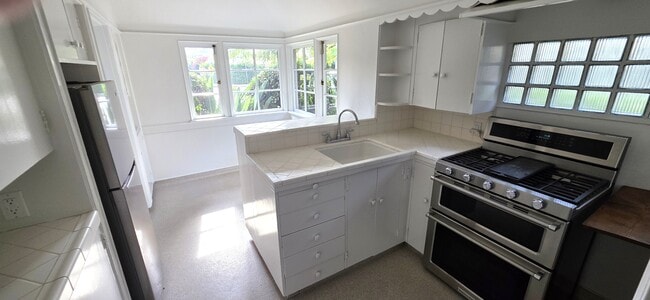 Building Photo - 8533 Rosewood Ave