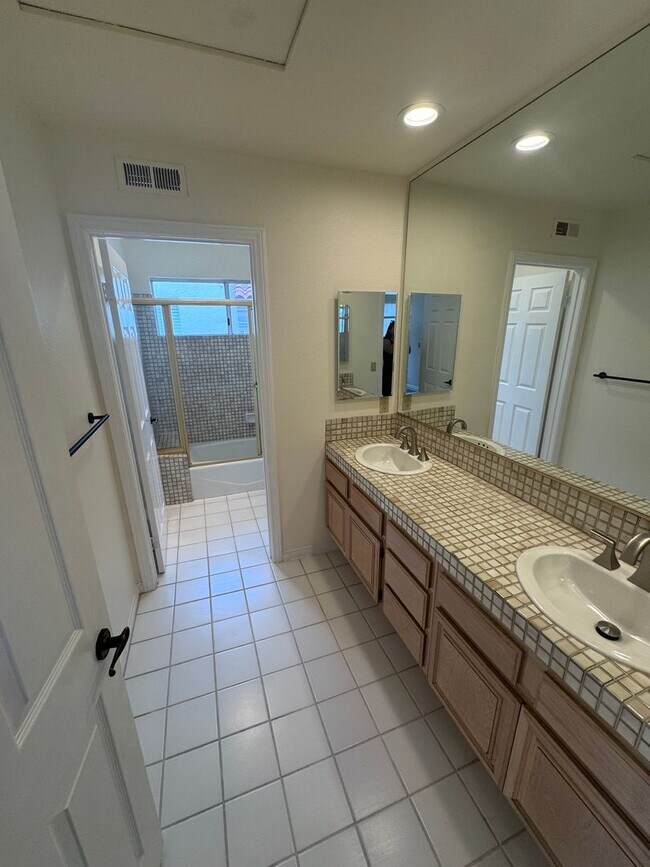 Building Photo - Spacious La Jolla Home in Gated Community