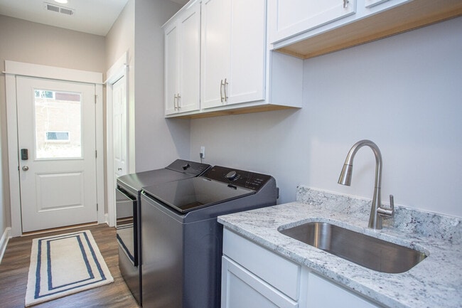 Building Photo - 2202 Elkridge Dr