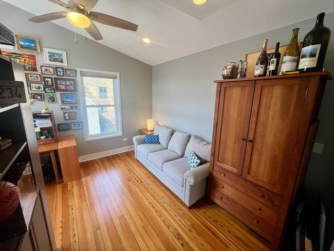 Building Photo - 3700 N Hermitage Ave