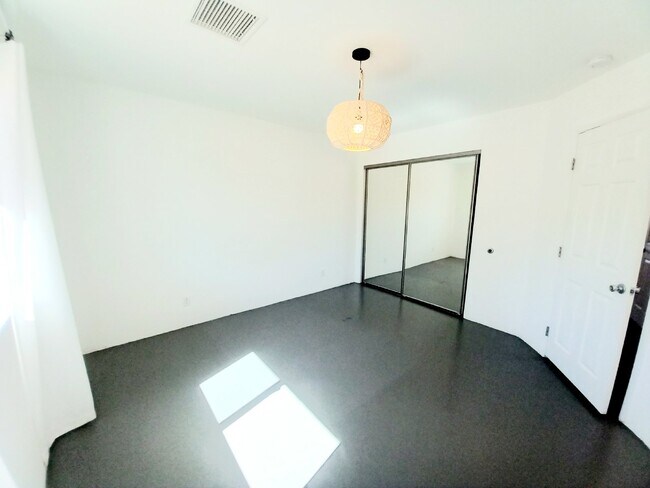 Building Photo - Fantastic Rental Opportunity in South Joshua Tree!