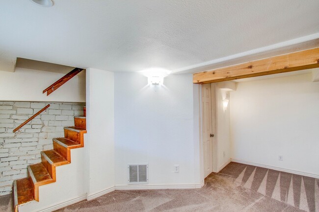 Building Photo - Charming 4BD Victorian near Downtown Color...