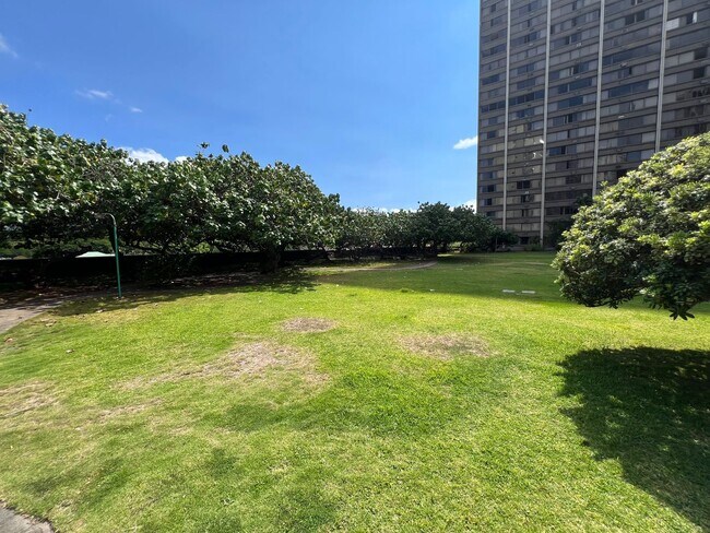 Building Photo - Kukui Plaza Diamond Head Tower- 1 Bed, 1 B...