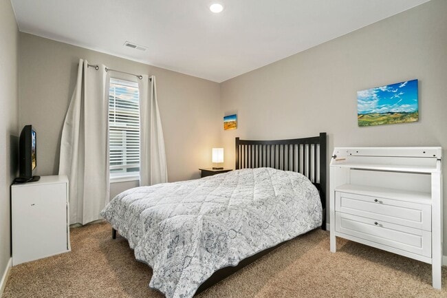Building Photo - 4 Bedroom Overlooking Orchard in Windsor