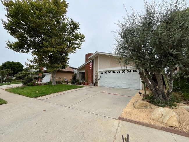 Building Photo - MOVE-IN READY 3+2 w/all appliances, commun...