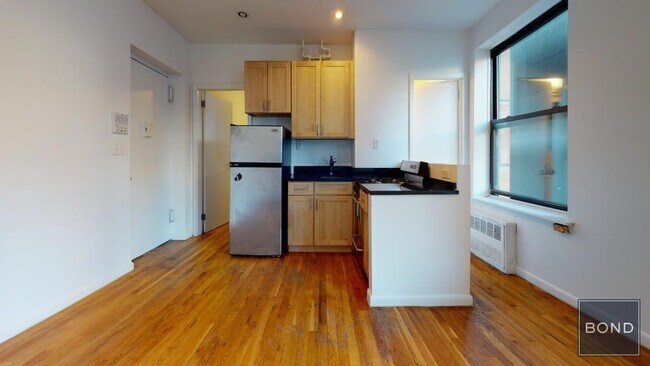 Building Photo - 307 E 77th St