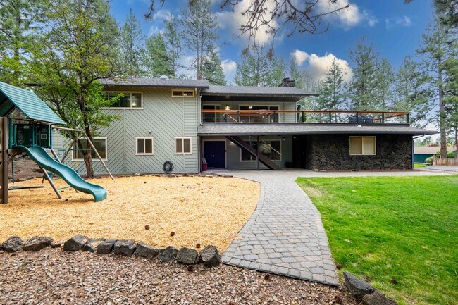 Building Photo - SW Bend Reverse-Living Home on .36 Acres | 5 Bedrooms | 3 Bathrooms