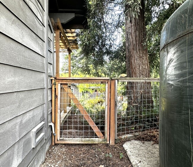 Building Photo - 907 Mustang Ct