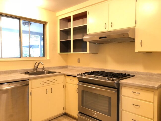 Building Photo - Beautiful Two-Bedroom Home With Large Bonus Room