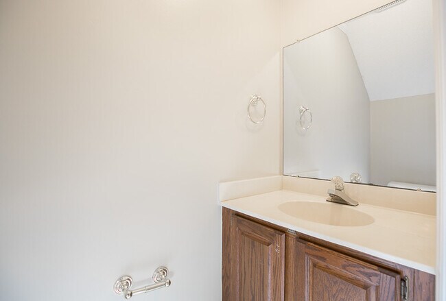 Building Photo - Charming 2BR & 2.5BA Townhome with Dual Primary Suites in Woodstream Glen