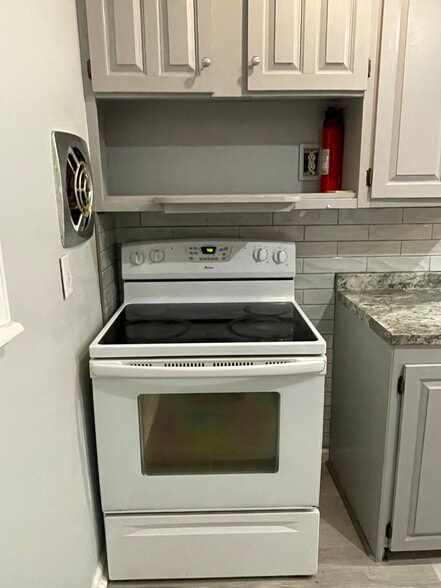 Building Photo - 34 N Elmhurst Ave