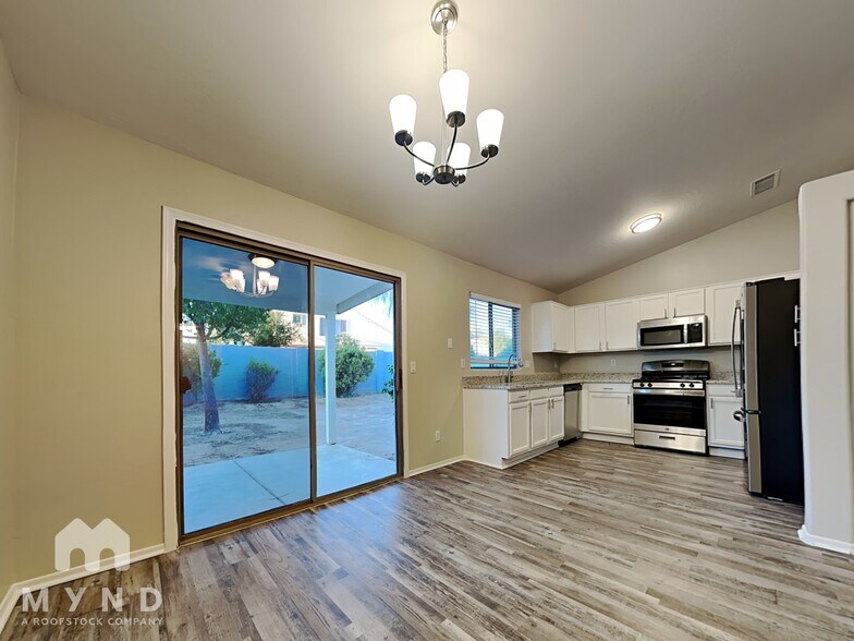 Building Photo - 10740 W Mountain View Dr