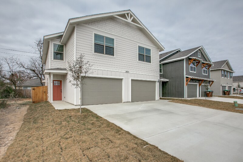 Primary Photo - 2403 Lynwood Bnd