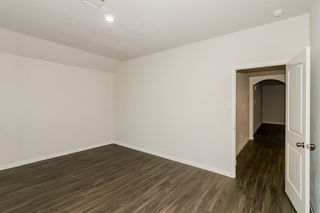 Building Photo - 5710 S Brenwood Dr